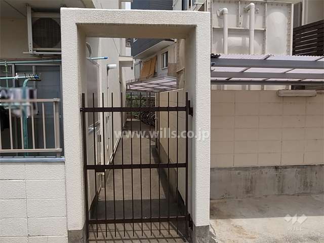 東側の入口。奥に駐輪場があります。