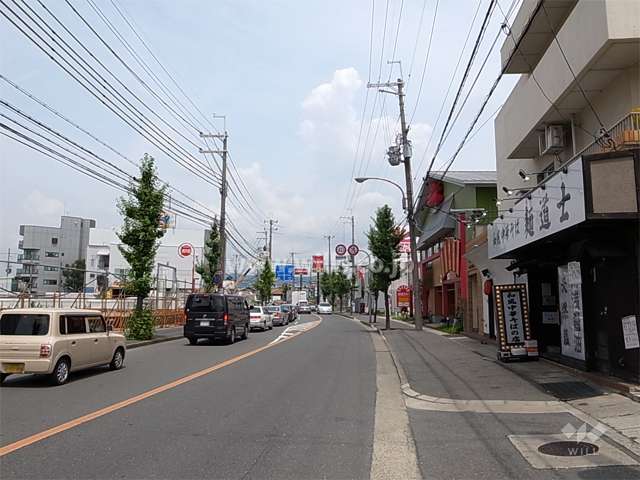 敷地の西側前面道路は二車線のバス通り（県道）です。