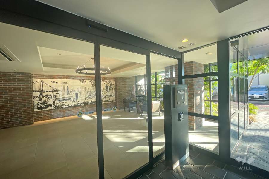 エントランスはオートロック付きです。