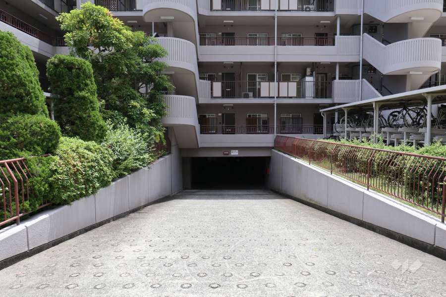 地階にある駐車場へのアプローチ