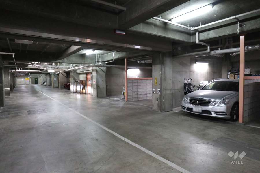 地階にある敷地内駐車場（屋内平面式）