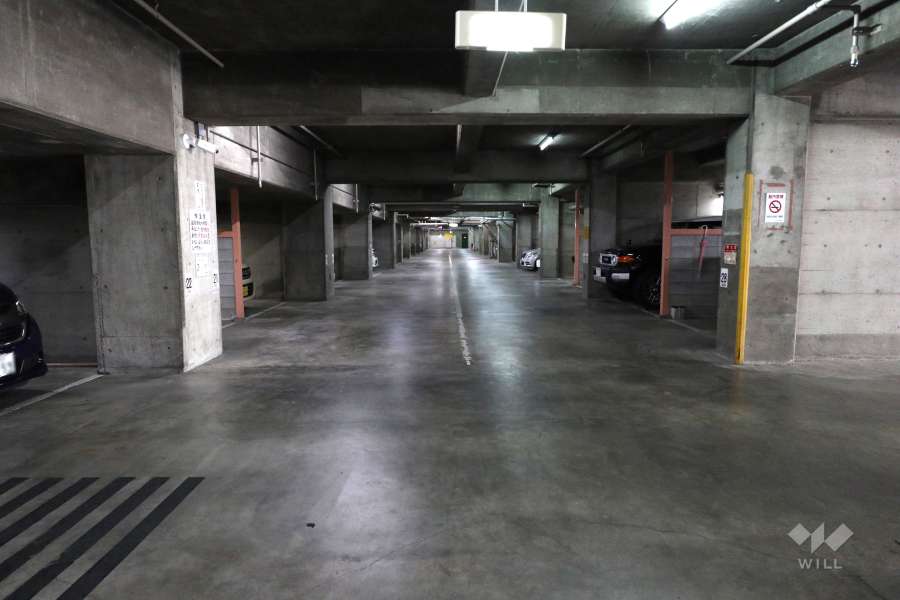 地階にある敷地内駐車場（屋内平面式）