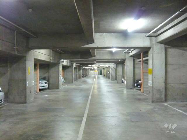 地階にある敷地内駐車場