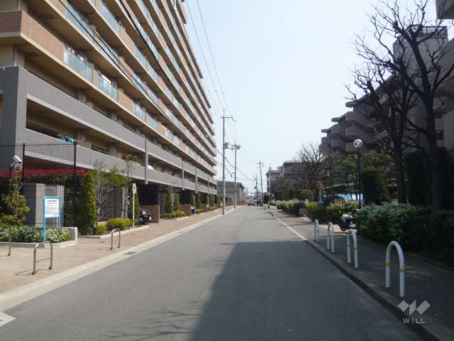 周辺の街並み。規模の大きなマンションが多く立ち並んでいます。