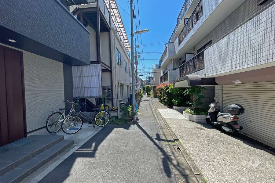 敷地北東側の前面道路（北西側から）