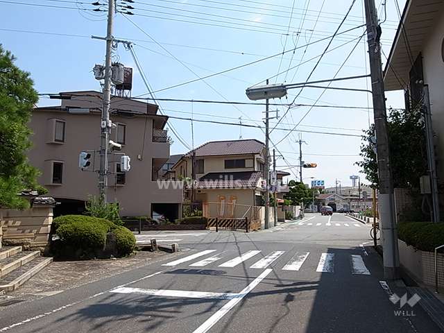 駅が近く、この道の突き当たりが阪急「新伊丹」駅です。
