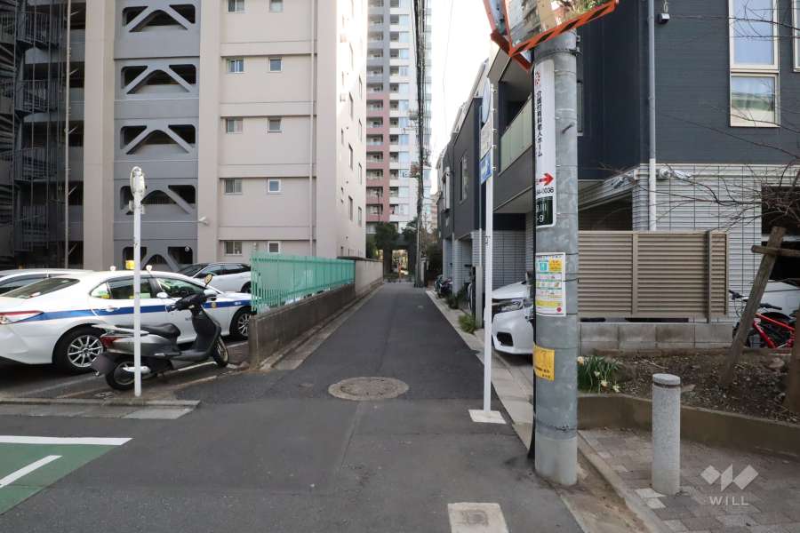 敷地西側の前面道路（北側から）
