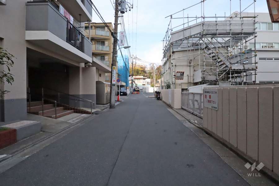 敷地東側の前面道路（南側から）