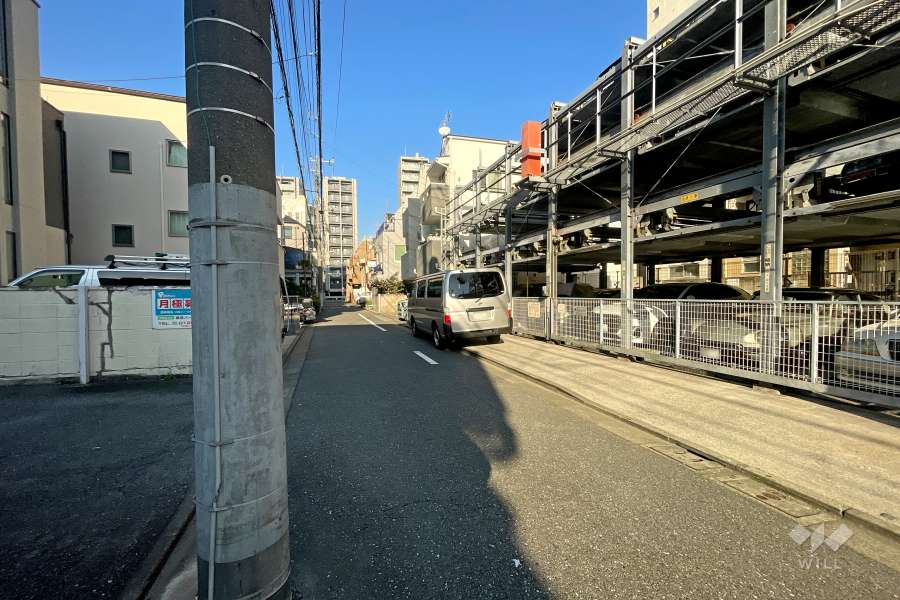 敷地西側の前面道路