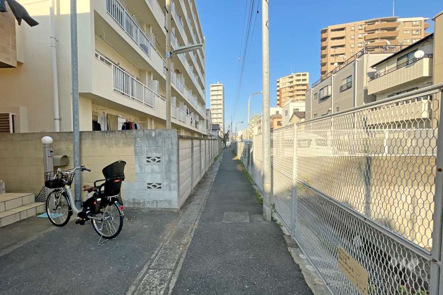 敷地東側の前面道路