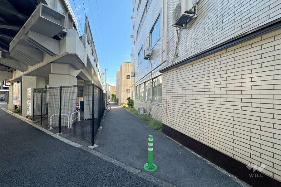 敷地北側の前面道路。道を挟んで東急大井町線が走っています。
