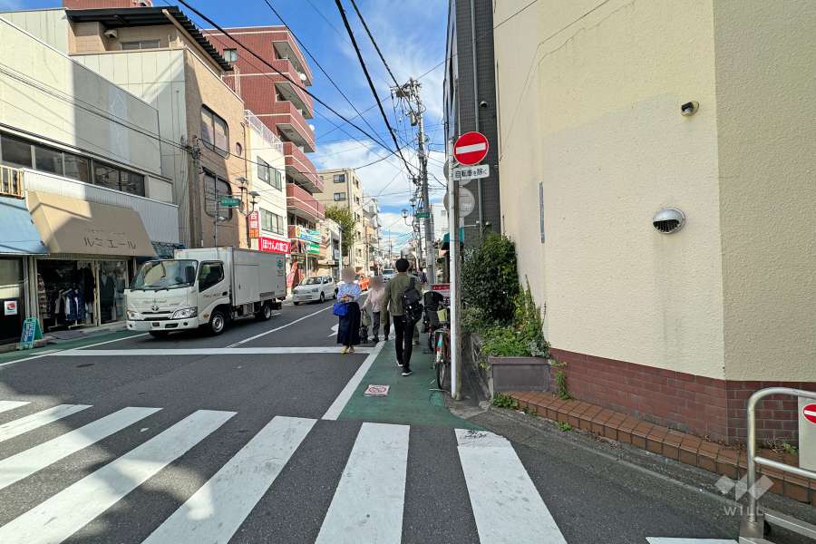 敷地北側の前面道路（西側から）