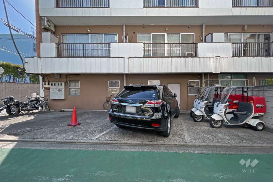 敷地内駐車場（屋内平面式）と駐輪場