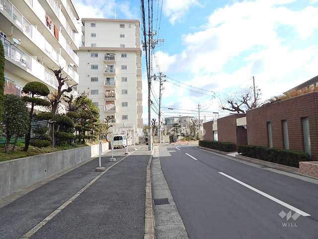 敷地南側の前面道路