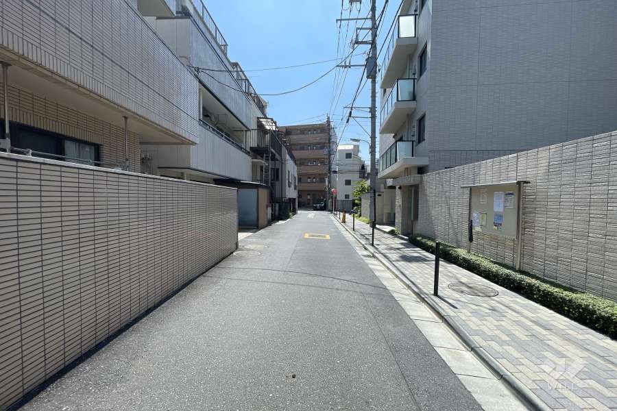 敷地北東側の前面道路（北西側から）