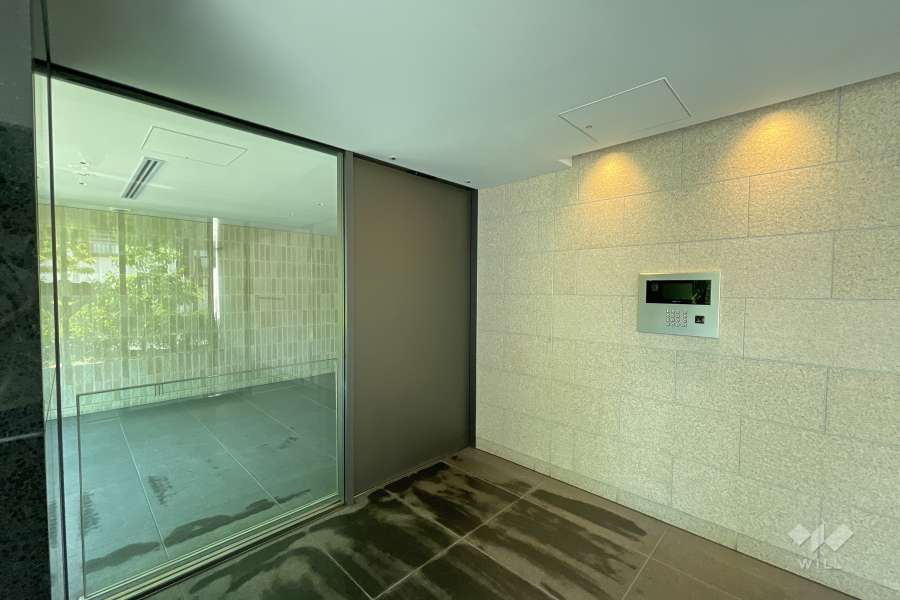 エントランスはオートロック付きです。