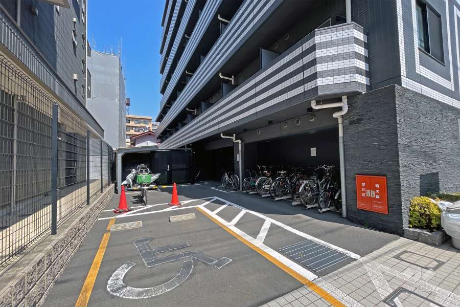 駐車スペースと駐輪場