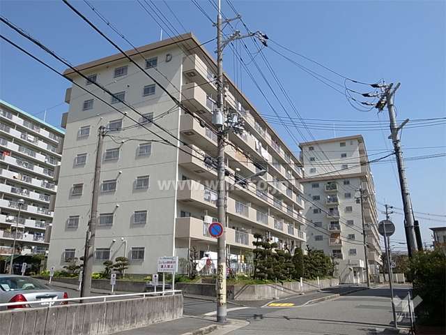 コープ野村第2伊丹の全景。手前がD棟、奥がE棟です。