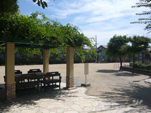 公園に隣接しています。