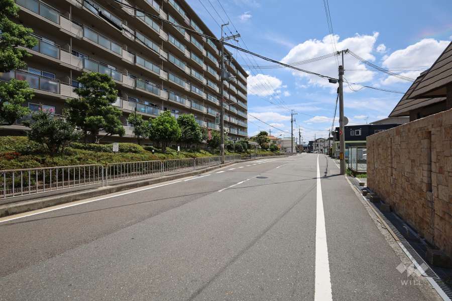 敷地西側の前面道路