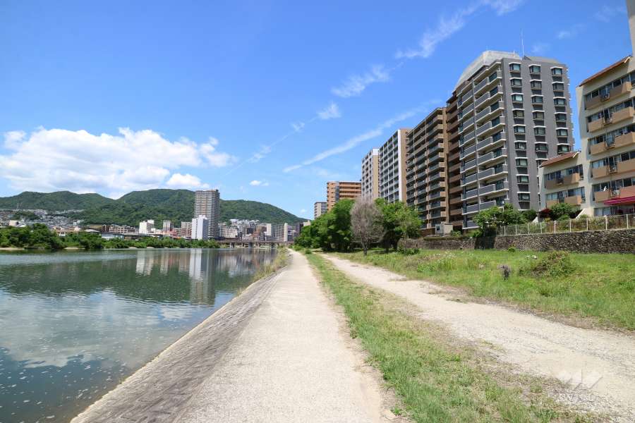 敷地南側は武庫川に面しています。