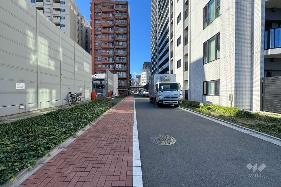 敷地南側の前面道路（東側から）