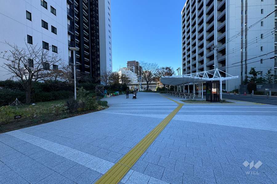 敷地北側の前面道路（東側から）