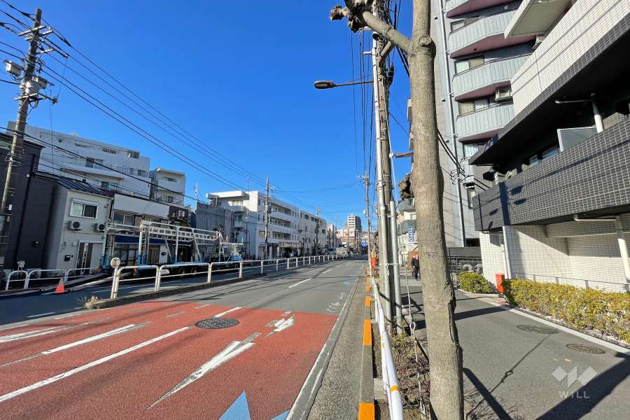 敷地南側の前面道路（東側から）