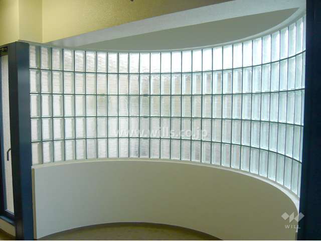 ガラスブロックの使い方が印象的なエレベーターホール