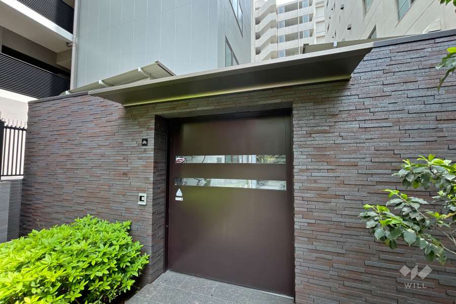 駐輪場入口（オートロック付き）