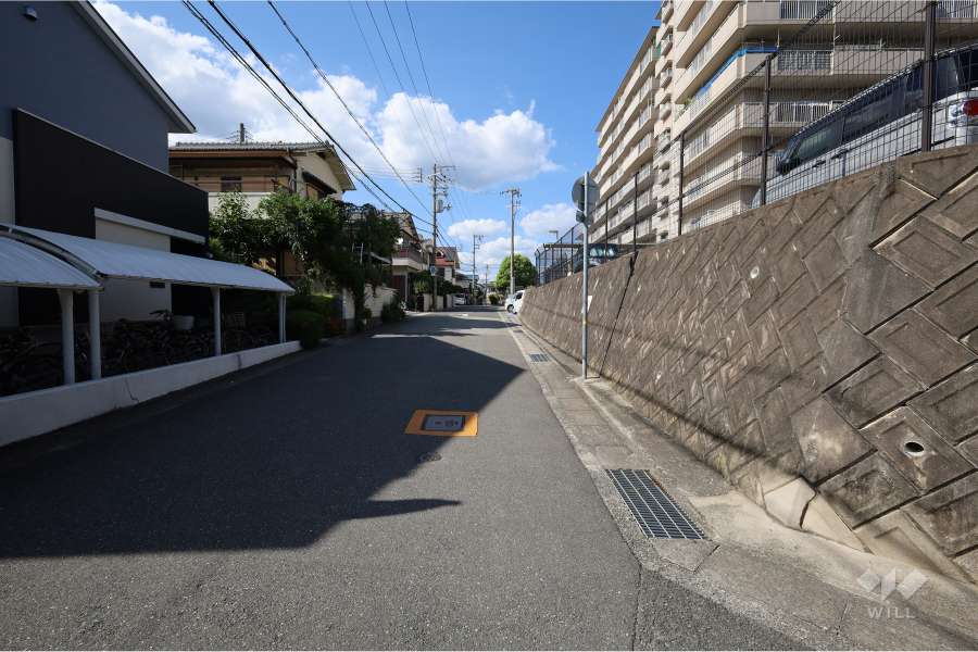 敷地南側の前面道路（東側から）