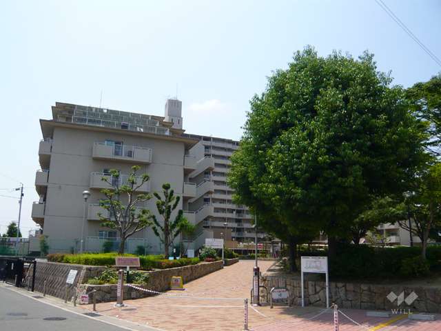 シャルマンコーポ伊丹の外観（北側から）　敷地入口にロボットゲートが付いています。