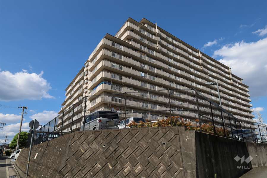 シャルマンコーポ伊丹の外観（南西側から）