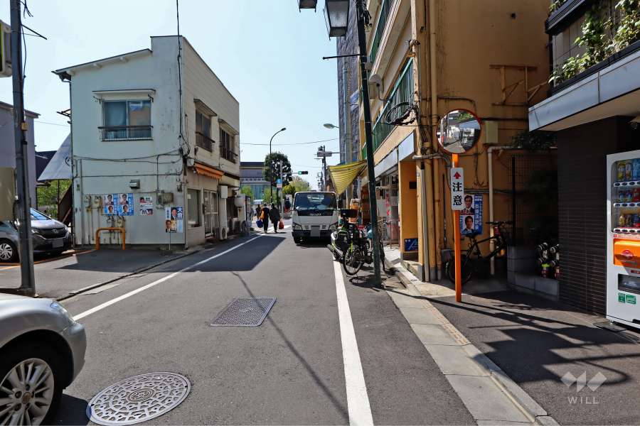 敷地南東側の前面道路（北東側から）