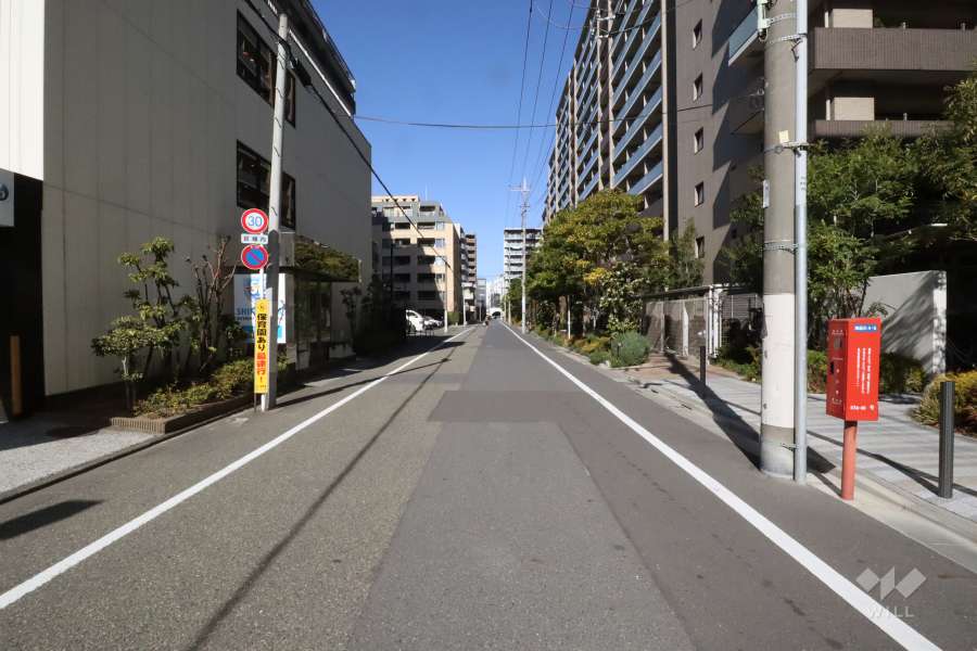 敷地北西側の前面道路(南西側から)