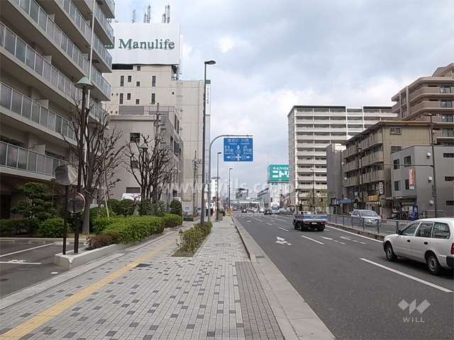 敷地の東側は県道13号尼崎池田線（産業道路）に面しています。