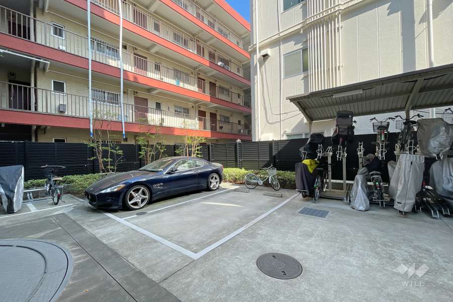 敷地内駐車場（屋外平面式）と駐輪場