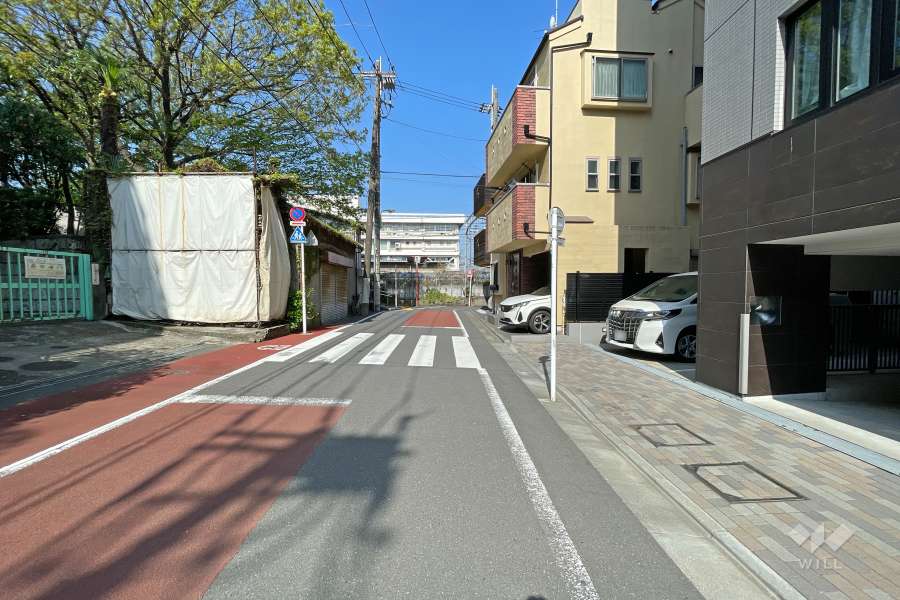 敷地南西側の前面道路（東側から）