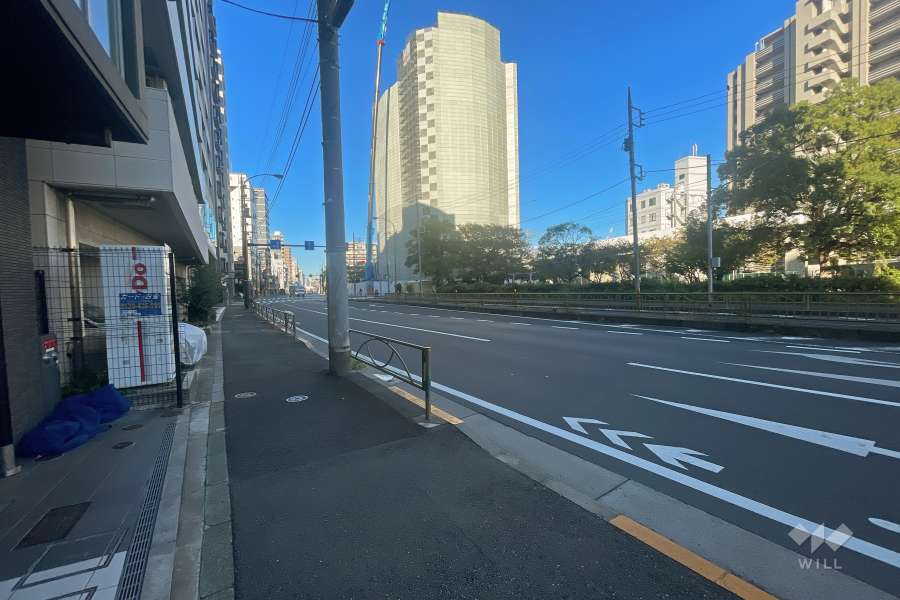 敷地東側の前面道路（南側から）