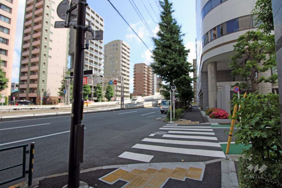 敷地北側の前面道路は中原街道です（西側から）。