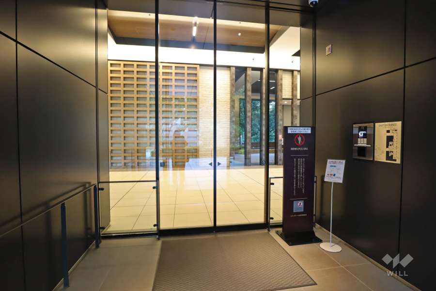オートロック付きエントランス（東側）