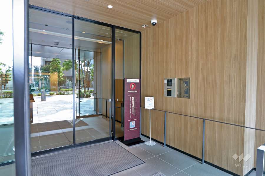 オートロック付きエントランス（西側）