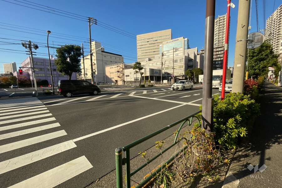 敷地北西側の前面道路（南西側から）