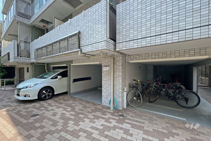 敷地内駐車場（屋外平面式）と駐輪場