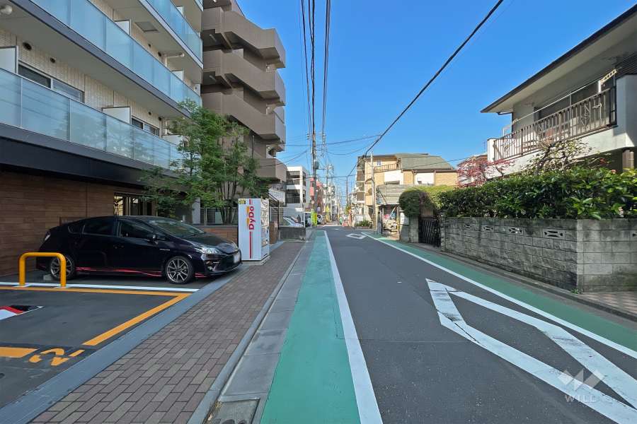 敷地北側の前面道路（東側から）