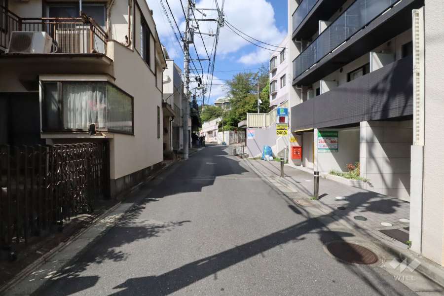 敷地西側の前面道路