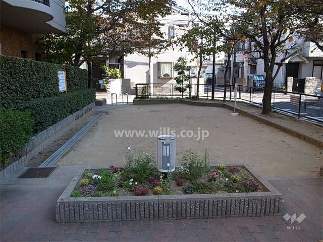 エントランス前には公園があります。
