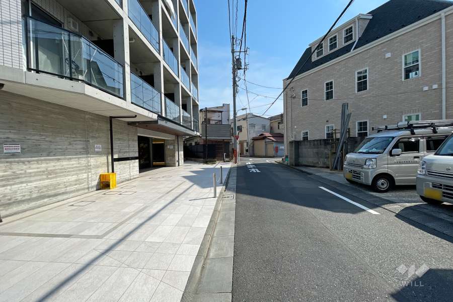 敷地西側の前面道路（北側から）