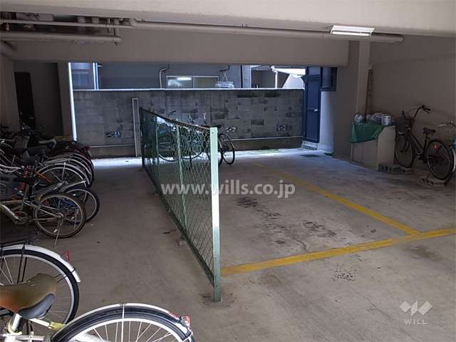 建物1階部分にある駐輪場