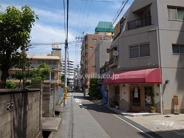 一部店舗が入っています。周辺は区画の整った住宅です。